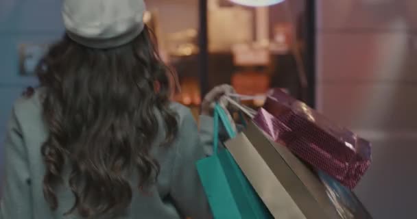 Mujer de compras para vacaciones — Vídeo de stock