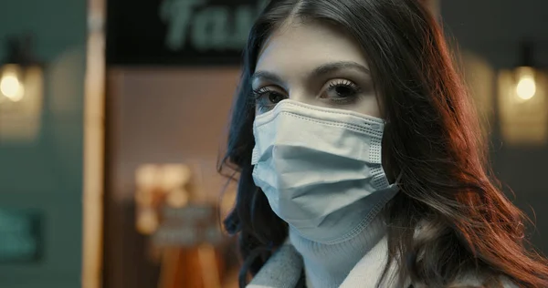 Ung Kvinna Bär Ansiktsmask Och Promenader Stadens Gata Coronavirus Pandemi — Stockfoto