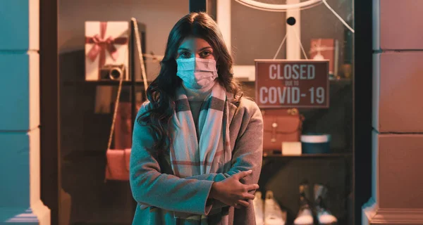 Coronavirus Covid Salgını Nedeniyle Dükkan Kapalı Ameliyat Maskeli Bir Kadın — Stok fotoğraf