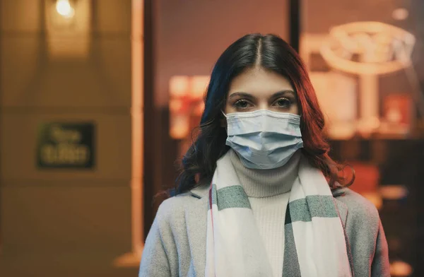 Žena Obličejovou Maskou Pózující Ulici Dívající Kamery Koncepce Prevence Koronaviru — Stock fotografie