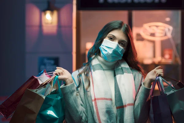 Mulher Fazendo Compras Durante Pandemia Coronavírus Ela Está Usando Uma — Fotografia de Stock