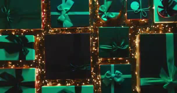 Färgglada julklappar och blinkande ljus — Stockvideo