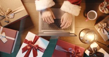 Noel Baba evdeki bilgisayarına bağlanıyor.