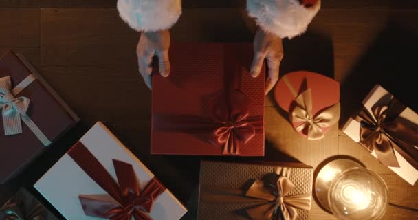 Noel Baba değerli bir Noel hediyesini açıyor. — Stok video