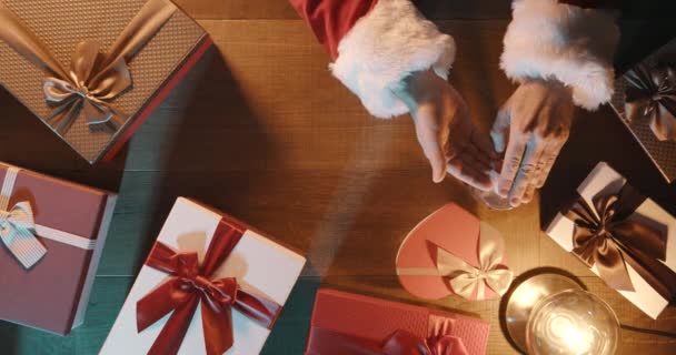 Санта Клаус применяет дезинфицирующее средство для рук и дезинфицирует свои руки — стоковое видео