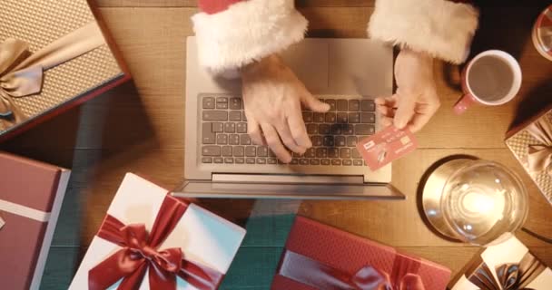Санта Клаус робить покупки онлайн зі своєю кредитною карткою. — стокове відео