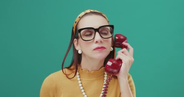 Frau erhält gute Nachrichten am Telefon — Stockvideo