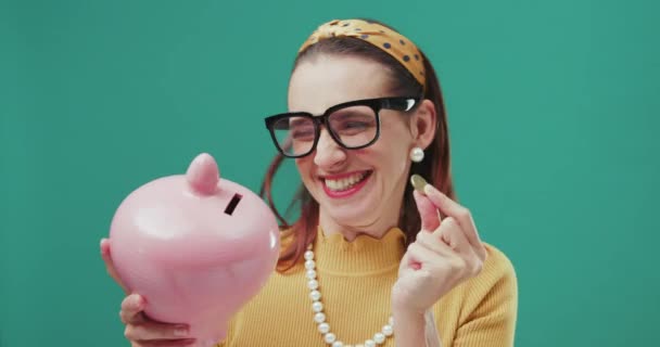 快乐的女人吻着一个钱箱 — 图库视频影像