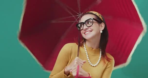 Szczęśliwa kobieta trzyma czerwony parasol — Wideo stockowe