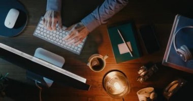 İş adamı büro masasında oturuyor ve çalışıyor.