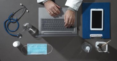 Ofis masasında çalışan profesyonel doktor.