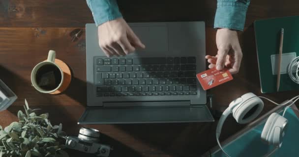 Бізнесмен робить онлайн покупки з кредитною карткою — стокове відео