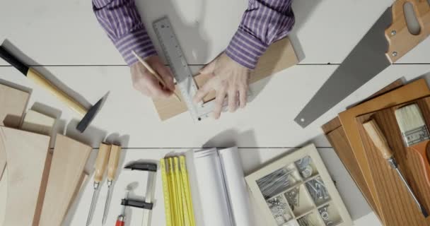 -Creatieve timmerman en ontwerper aan het bureau — Stockvideo