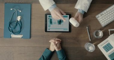 Doktor muayenehanede bir hastayla görüşüyor.