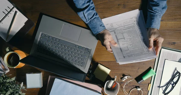 Empresário Sentado Mesa Escritório Trabalhando Ele Está Verificando Papelada Usando — Fotografia de Stock