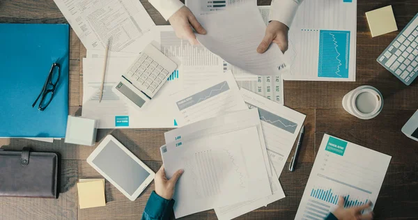 Vállalati Üzletemberek Egy Asztalt Takarítanak Papírmunkát Szerveznek — Stock Fotó