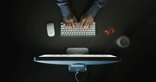 Empresário Conectando Com Seu Computador Fazendo Compras Line Com Cartão — Fotografia de Stock