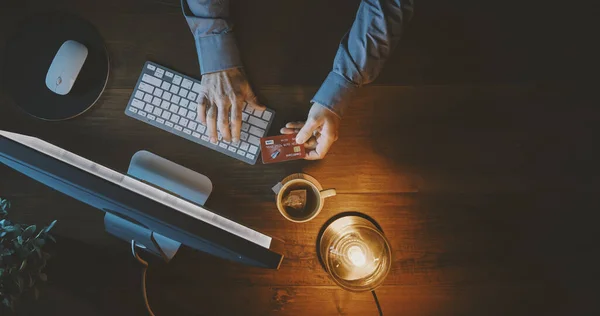 Zakenman Verbinden Met Zijn Computer Doen Online Winkelen Met Een — Stockfoto