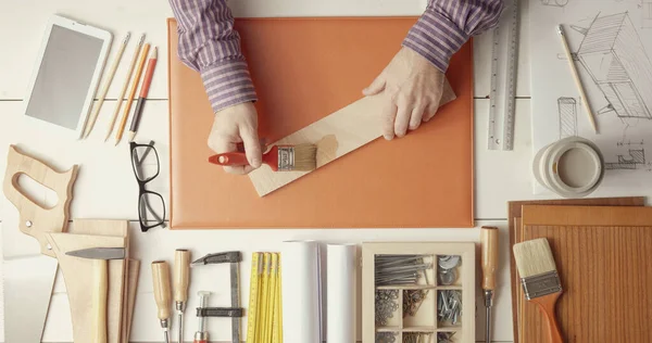 Creatief Timmerman Ontwerper Aan Het Bureau Hij Schildert Een Stuk — Stockfoto