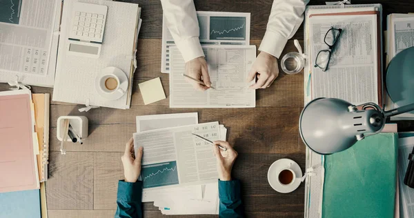 Zakenmensen Werken Samen Controleren Financiële Grafieken Top View — Stockfoto