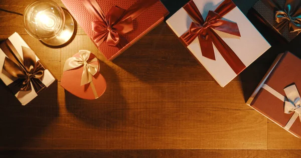 Hermosos Regalos Navidad Una Mesa Madera Vacaciones Celebraciones Concepto — Foto de Stock