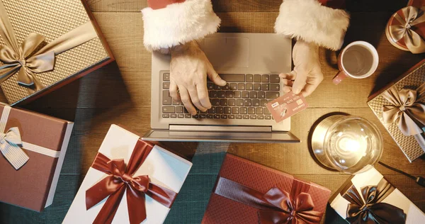 Jultomten Sitter Vid Skrivbordet Och Gör Online Shopping Med Sitt — Stockfoto