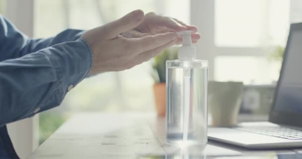 Homem limpando as mãos com desinfetante — Vídeo de Stock