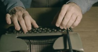 Eski bir daktiloda daktilo yazan bir iş adamı