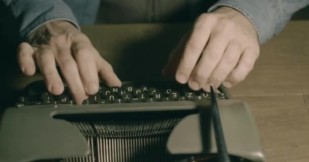 Omul de afaceri tastând pe o mașină de scris de epocă — Videoclip de stoc