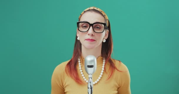 Žena mluví do mikrofonu. — Stock video