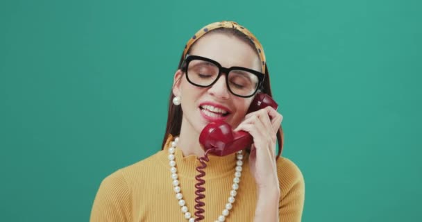 Una mujer graciosa hablando por teléfono. — Vídeo de stock