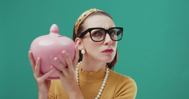 Mujer divertida sacudiendo caja de dinero. — Vídeos de Stock