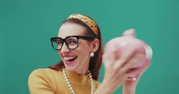 Αστεία γυναίκα κουνάει το κουτί χρημάτων. — Αρχείο Βίντεο