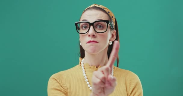 Femme drôle agitant doigt à rejeter. — Video