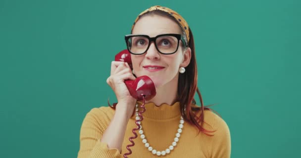 Drôle de femme en colère parlant au téléphone. — Video
