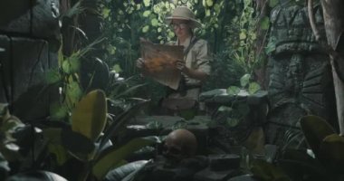 Korkak kaşif ormanda kayboldu.