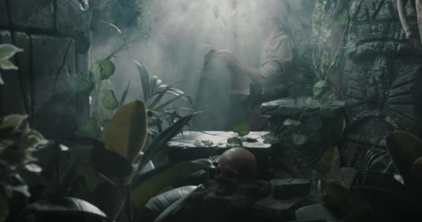 Explorador assustado perdido na selva — Vídeo de Stock