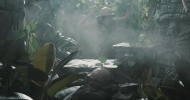 Kaşif ormanda antik kalıntılar buluyor.