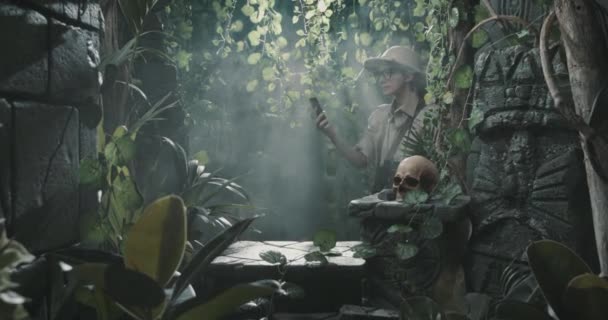 Nő képtelen online csatlakozni az ő smartphone az erdőben — Stock videók