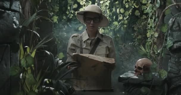 Rädd upptäcktsresande vilse i djungeln — Stockvideo