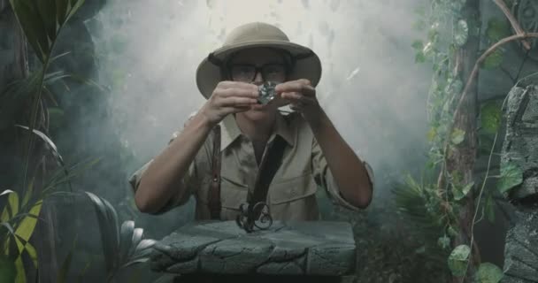 Explorador encontrar um tesouro precioso na selva — Vídeo de Stock