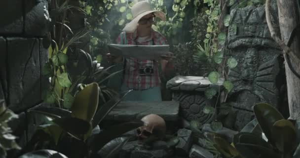 Yksinäinen turisti eksyksissä viidakossa — kuvapankkivideo