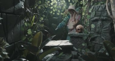 Yanlış seyahat noktasında hayal kırıklığına uğramış turist.