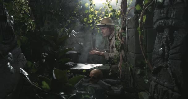 Γενναίος εξερευνητής περπατά στη ζούγκλα με μια μαχαίρα — Αρχείο Βίντεο
