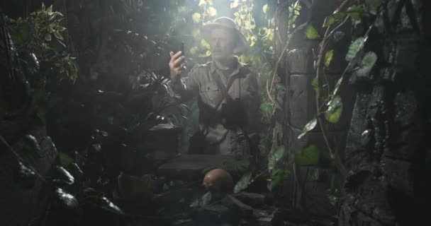 Explorador tentando se conectar à internet na floresta — Vídeo de Stock
