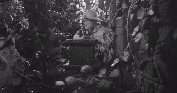 Explorador ter um telefonema na selva — Vídeo de Stock