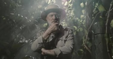 Tropikal ormanda cesur bir kaşif