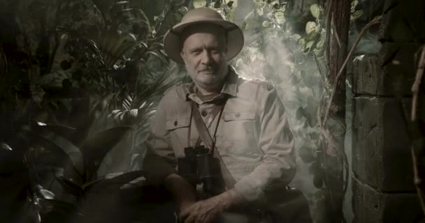Zelfverzekerde ontdekkingsreiziger poserend in het weelderige bos — Stockvideo