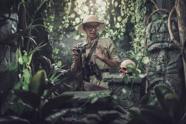 Korkak kâşif ormanda yürürken bir insan kafatası buluyor. Şok olmuş ve tiksinmiş.