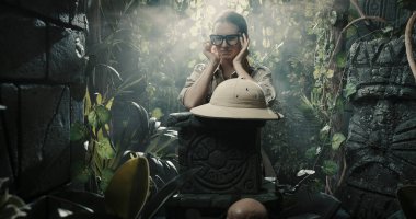 Ormandaki kaşifin başı çok kötü ağrıyor.